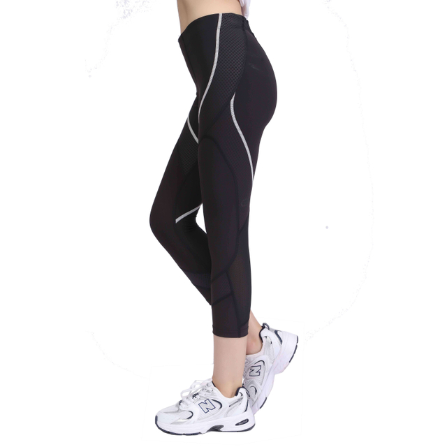 Women Embossed Panel Reflective Running Capri Legging